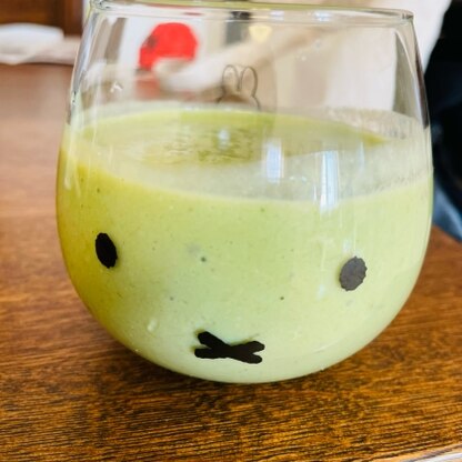 青汁そのままだと飲めず…
スムージーにすると美味しいですね(^^)♪
ちょうどヨーグルト作っていたので参考にさせていただきました！